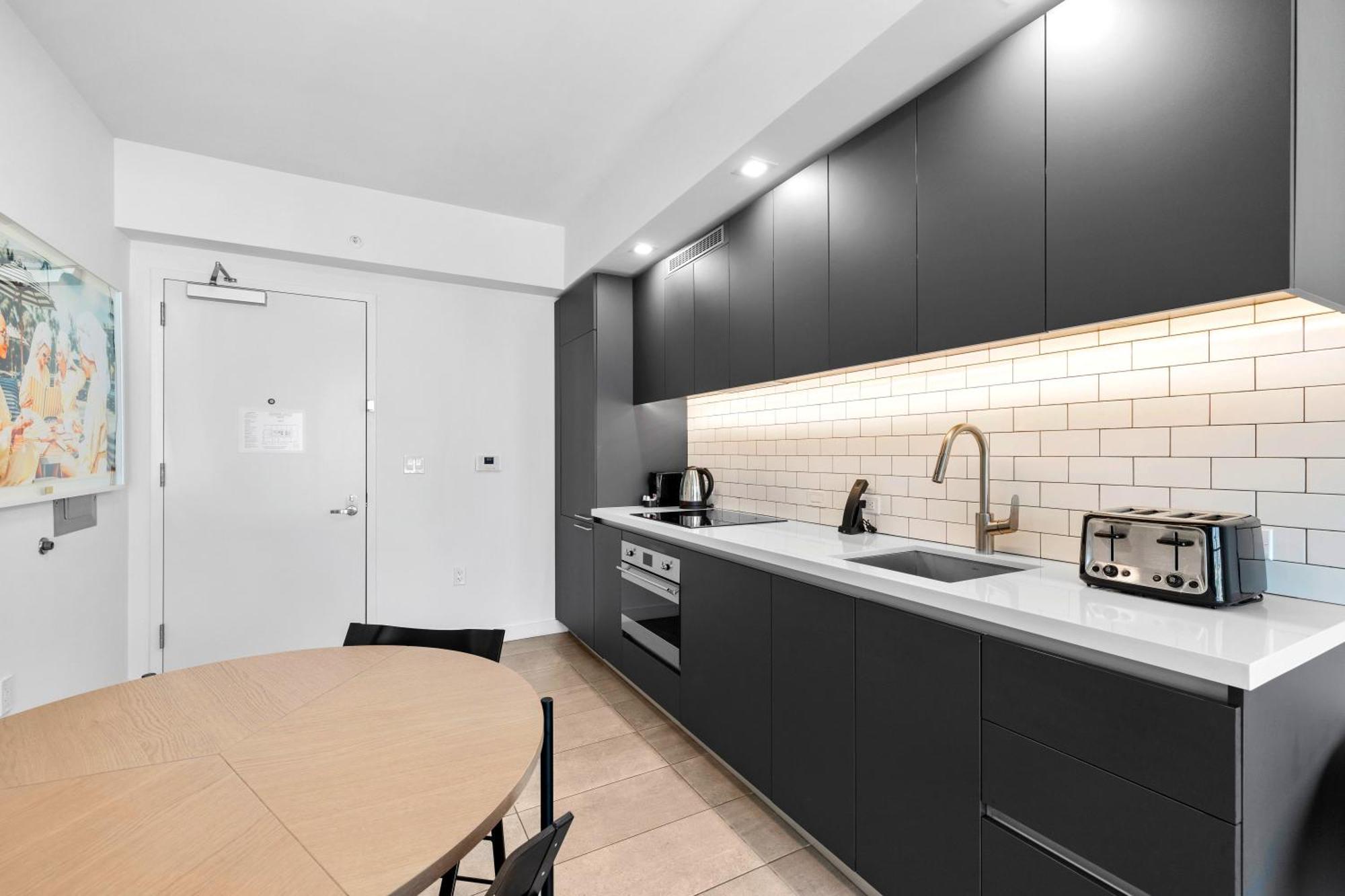 Luxury One-bedroom W Amenities! Appartamento